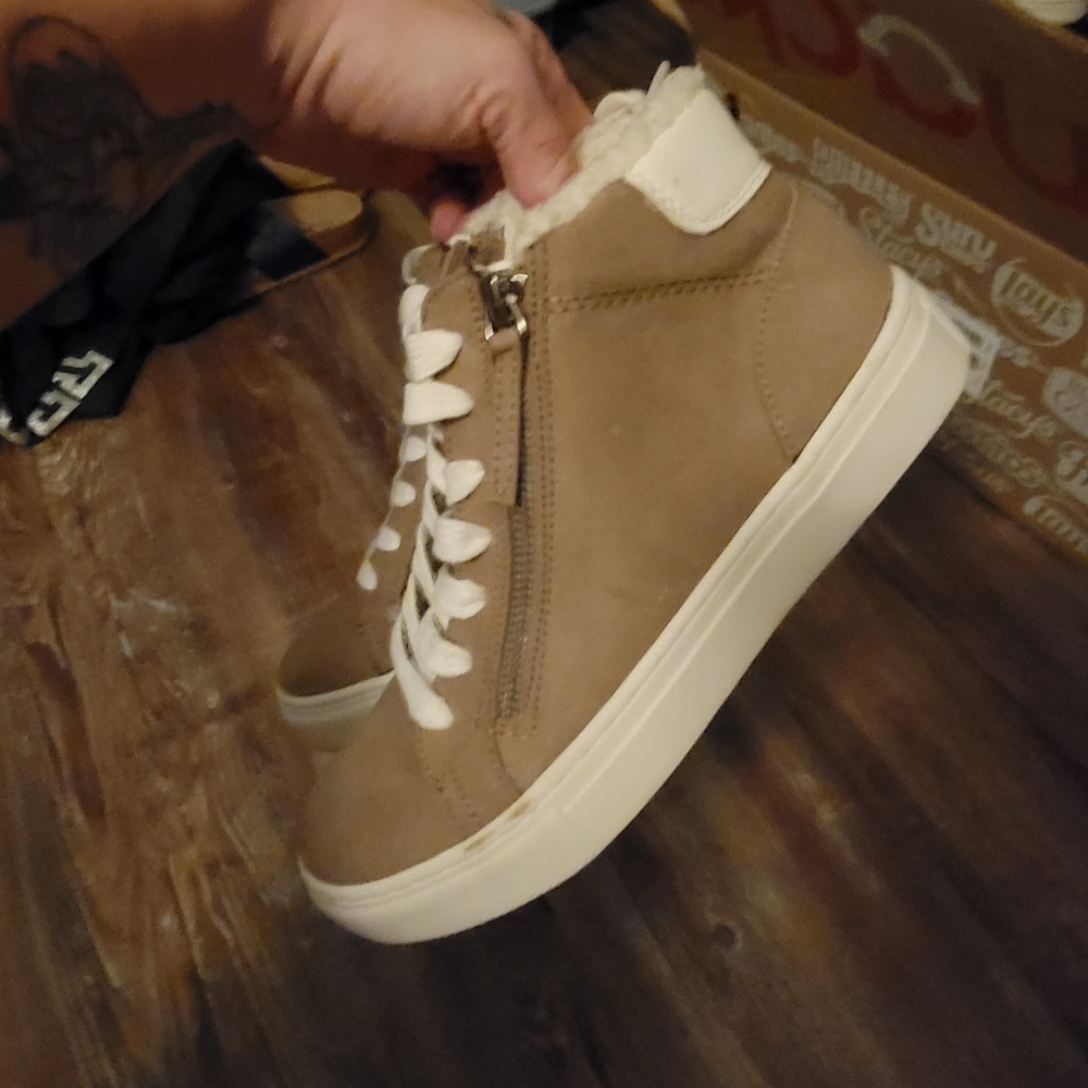 Brand new fur cuff tennis shoes